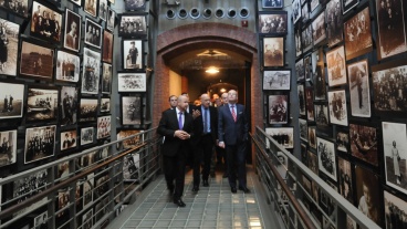 Premiér Sobotka navštívil s ministrem kultury Hermanem Americké muzeum holocaustu, 18. listopadu 2014.