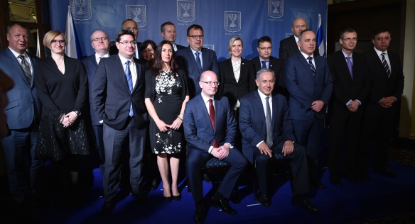 Společné foto členů vlád po mezivládních konzultacích v Jeruzalémě, 22. května 2016.