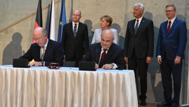 Podpis Dohody mezi ČVUT v Praze a Německým výzkumným centrem pro umělou inteligenci, 25. srpna 2016.