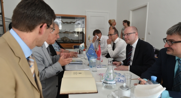 Premiér Bohuslav Sobotka 24. června 2016 navštívil Komenského školu ve Vídni.