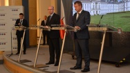 Premiér Sobotka a ministr zdravotnictví Němeček na tiskové konferenci po jednání Bezpečnostní rady státu, 15. října 2014.