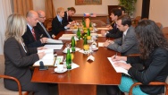 Premiér Bohuslav Sobotka se ve čtvrtek 30. října 2014 setkal s velvyslancem USA v České republice Andrewem Schapirem.