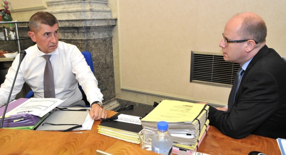 Ministr financí Andrej Babiš a předseda vlády ČR Bohuslav Sobotka před jednáním vlády, 30. července 2014.