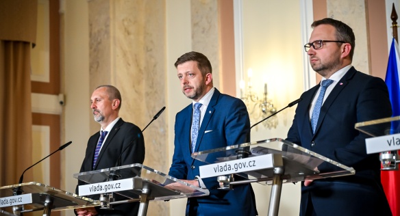 Vicepremiéři Vít Rakušan a Marian Jurečka a ministr pro legislativu Michal Šalomoun na tiskové konferenci po jednání vlády, 10. dubna 2024.