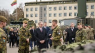 Před prezidentským palácem ve Vilniusu přivítal premiéra Petra Fialu litevský prezident Gitanas Nausėda, 2. dubna 2024.