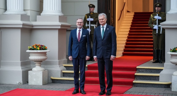 Před prezidentským palácem ve Vilniusu přivítal premiéra Petra Fialu litevský prezident Gitanas Nausėda, 2. dubna 2024.