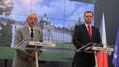 Ministr zdravotnictví Leoš Heger a předseda vlády Petr Nečas na tiskové konferenci po jednání vlády