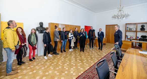 Premiér Petr Fiala přivítal ve Strakově akademii návštěvníky z řad veřejnosti, 28. října 2023.