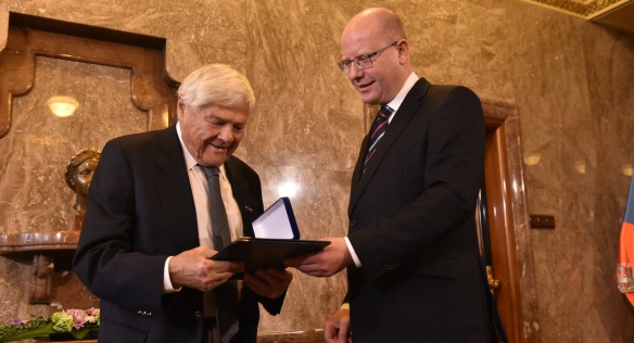 Předseda vlády Bohuslav Sobotka udělil ve čtvrtek 27. října 2016 v Kramářově vile Jiřímu Bradymu pamětní medaili Karla Kramáře. 