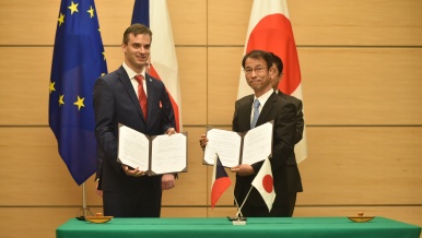 Předání memoranda mezi agenturou CzechInvest a japonskou agenturou JETRO, 27. června 2017.