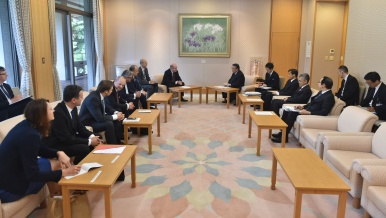 Předseda vlády Bohuslav Sobotka se setkal s předsedou dolní komory Parlamentu Japonska Tadori Oshimou, 28. června 2017.