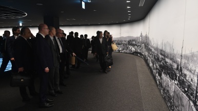 Předseda vlády Bohuslav Sobotka navštívil muzeum Památníku míru v Hirošimě, 30. června 2017.