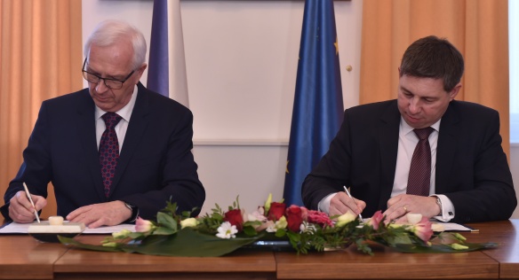 Vedoucí Úřadu vlády ČR Dvořák a předseda Akademie věd ČR Drahoš podepsali Memorandum o spolupráci, 24. února 2017.