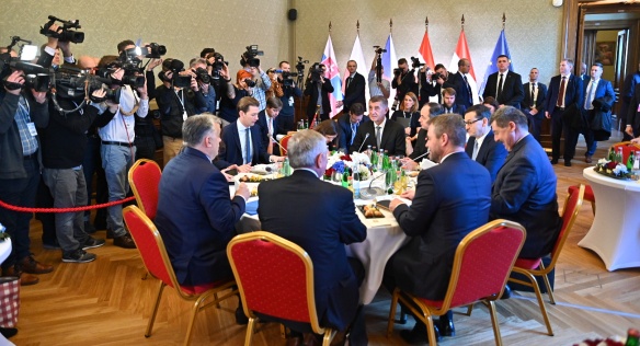Premiéři zemí V4 u jednacího stolu s rakouským kancléřem Kurzem, 16. ledna 2020.