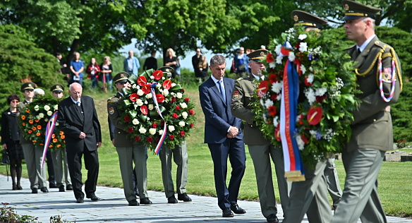 Premiér uctil v Terezíně památku obětí holocaustu, 19. května 2019.