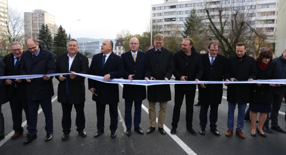 Předseda vlády Bohuslav Sobotka se zúčastnil otevření nově zrekonstruovaného průtahu Náchodem, 16. listopadu 2017. 